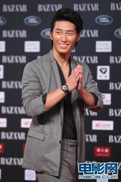 MiuMiu酥胸走光hold不住周冬雨逃军训捧场芭莎