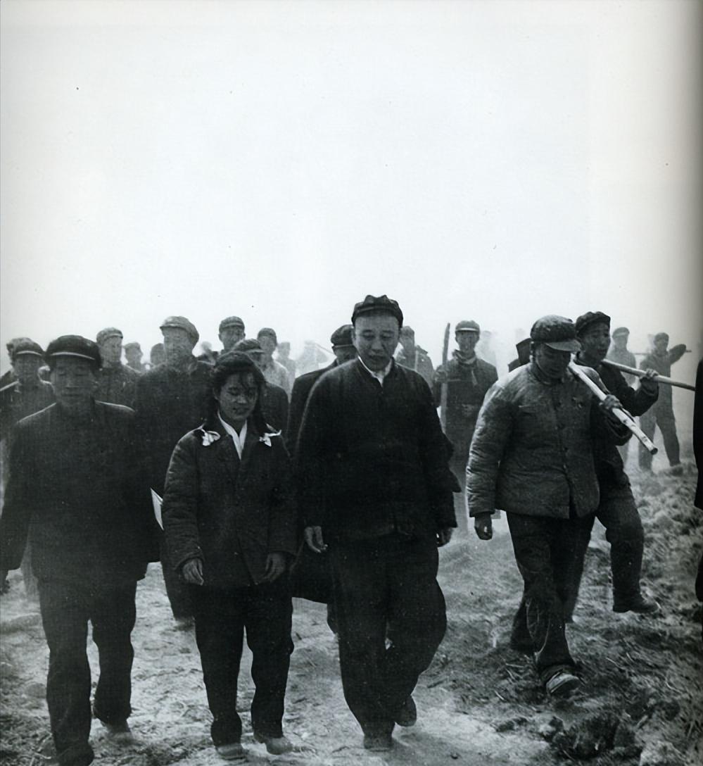 开国将军*震王**找县长办事，却被铐起来辱骂，县长表示：这我说了算