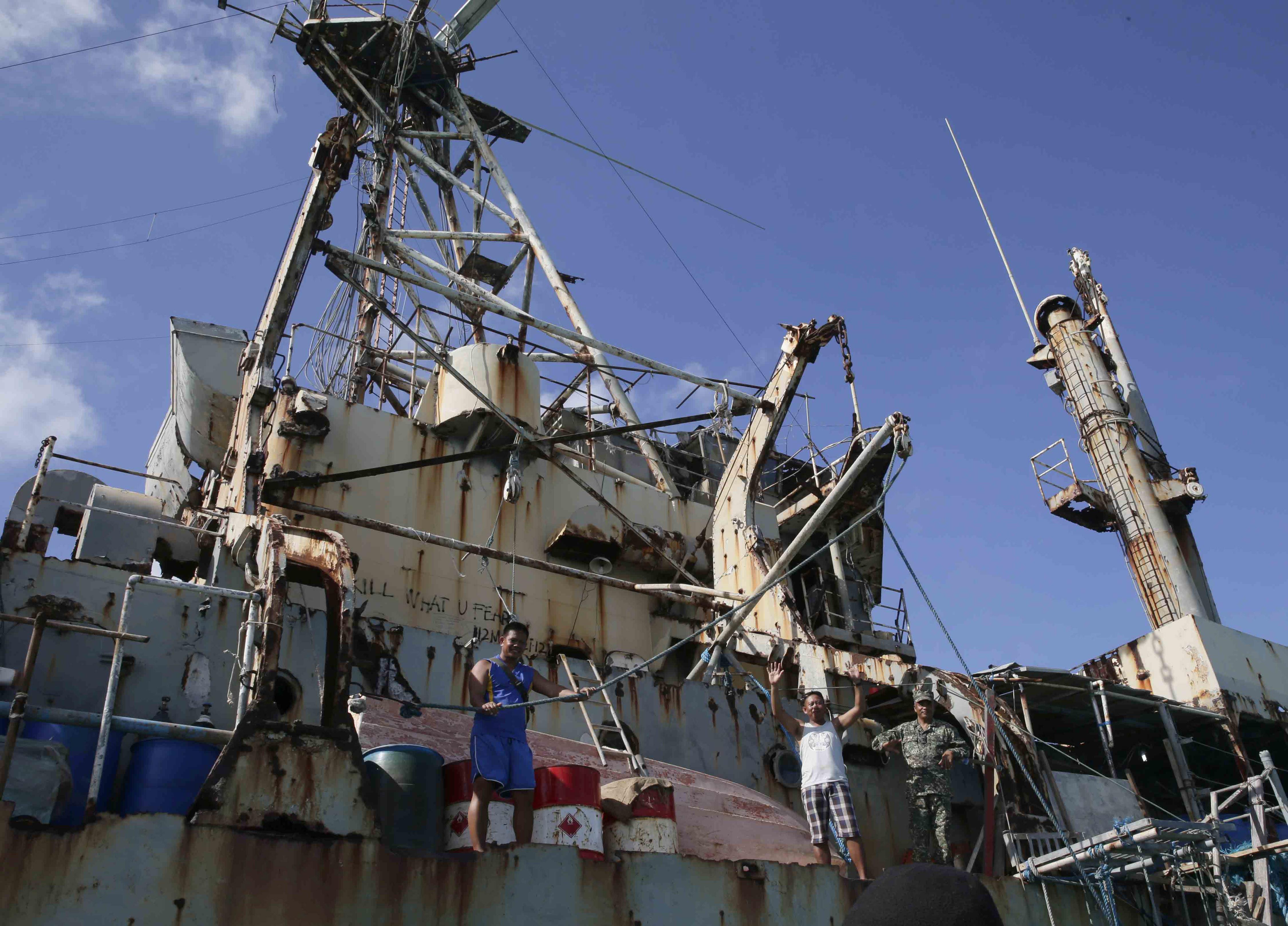 赖在仁爱礁破船里的菲军,过得咋样?做饭靠发电机,通讯靠蓄电池