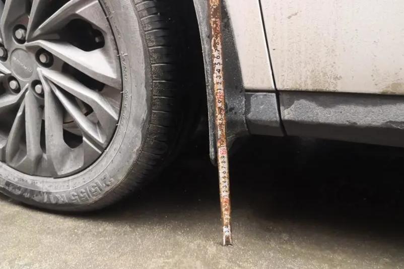 为什么新车出厂不安装挡泥板,原厂汽车为什么不贴膜