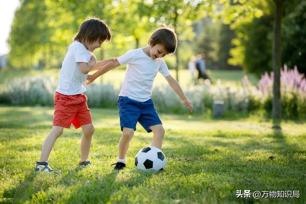 8岁男孩眼球融化荧光棒,小孩眼珠熔化视频