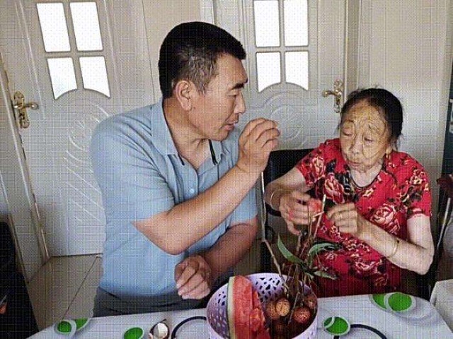 26岁小伙娶58岁阿姨18年后离婚,28岁小伙娶了42岁大姐