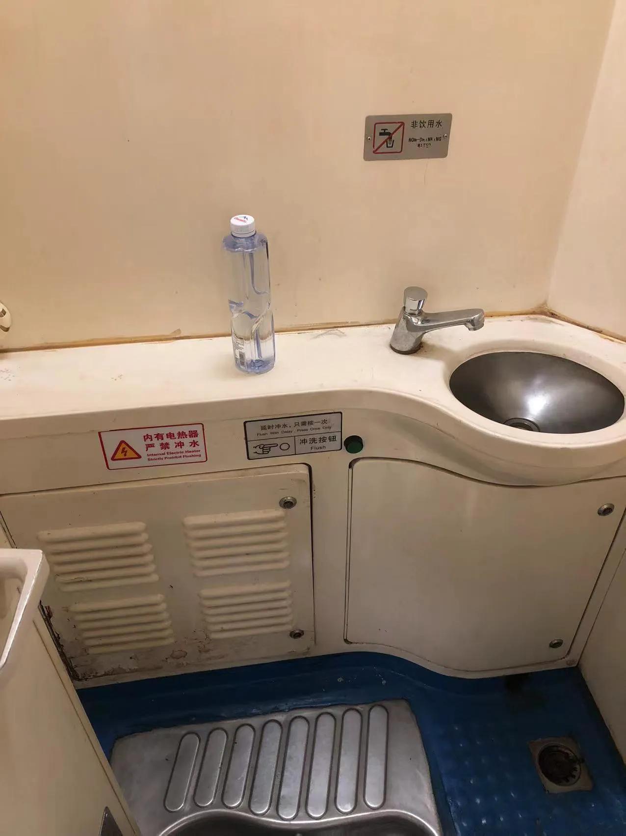 火车厕所里为啥放个瓶子？