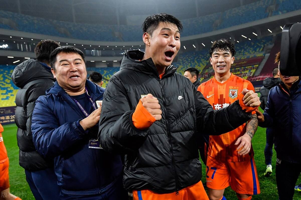 武磊新消息上港,中国足球小将启程央视新闻