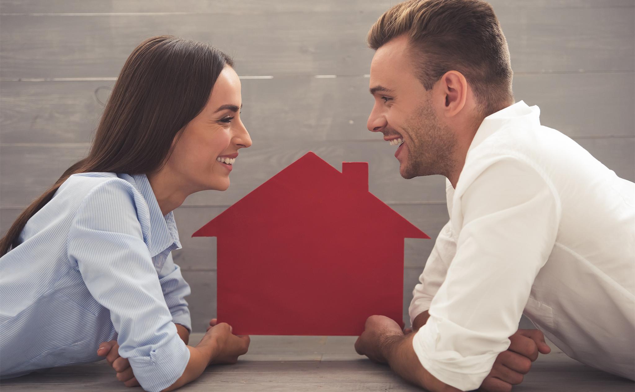 我在门缝撞见了丈母娘的秘密，以为妻子会生气，她却说我做得对