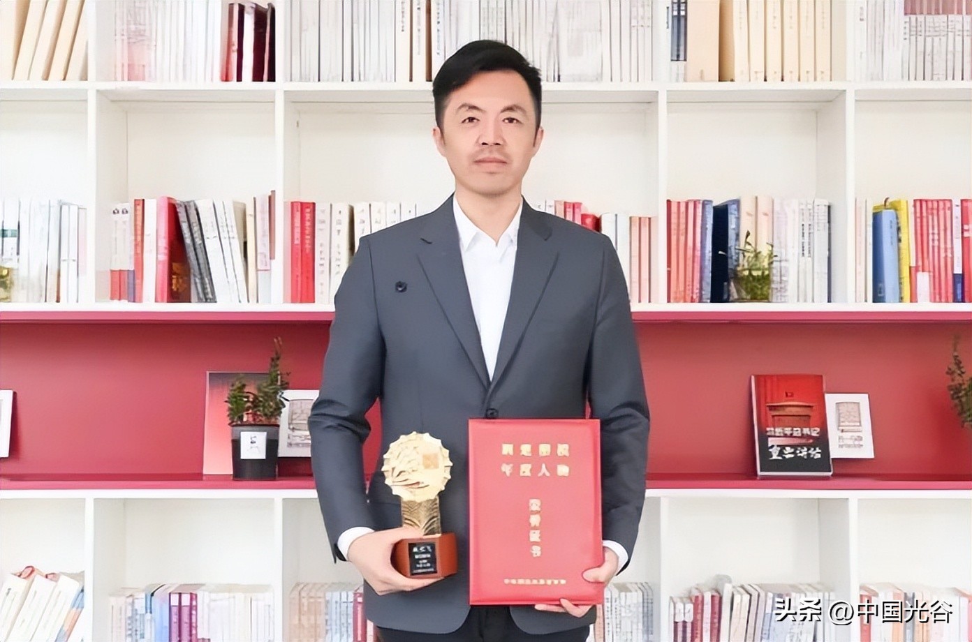 追光20年,造出“中国芯”!这位光谷人的故事被搬上话剧舞台