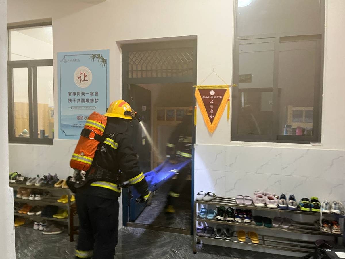 消防演练进学校携手共筑安全墙,郧阳中学消防演练