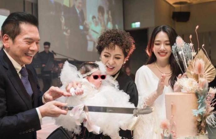 向佐郭碧婷恋爱前出席活动,郭碧婷向佐甜蜜牵手疑似恋情曝光