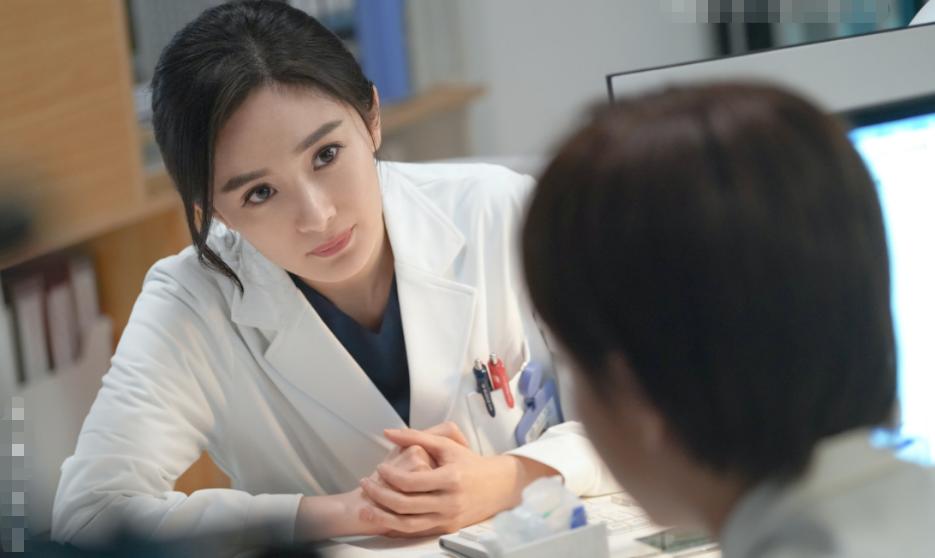 鞠婧祎杨幂迪丽热巴刘亦菲视频,杨幂演戏抿嘴小动作