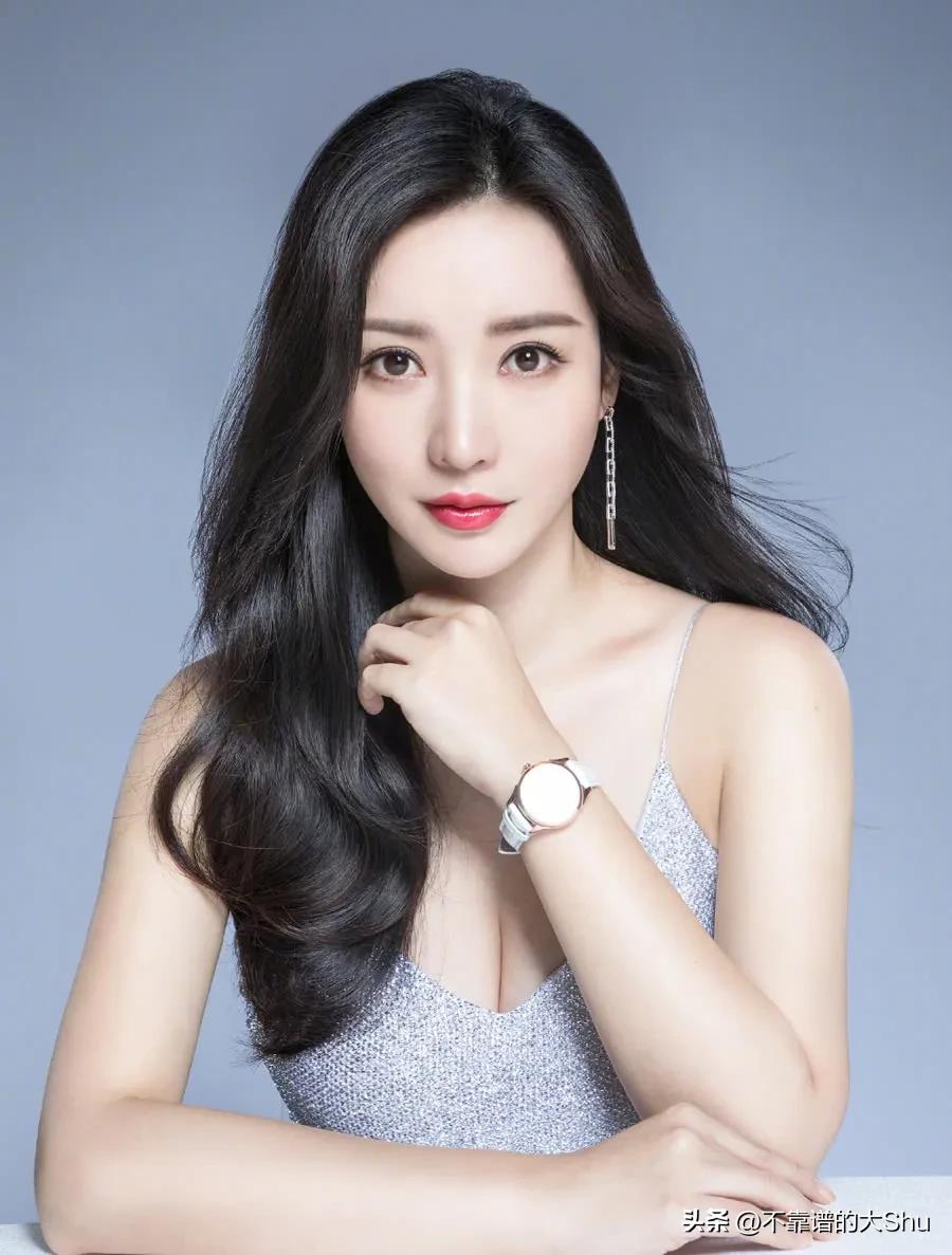 她身材高挑,她身材苗条