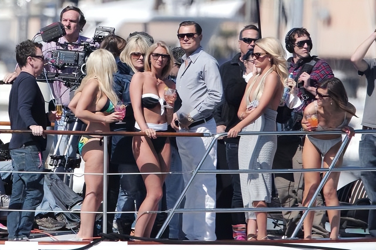 小李子办游艇派对女友庆生,小李子和朋友一起在游艇度假