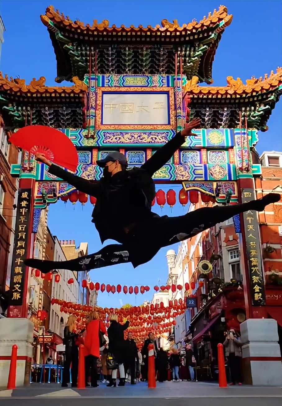 “蜻蜓水上漂”轻功重出江湖了？重庆小伙吸粉百万，老外又懵了