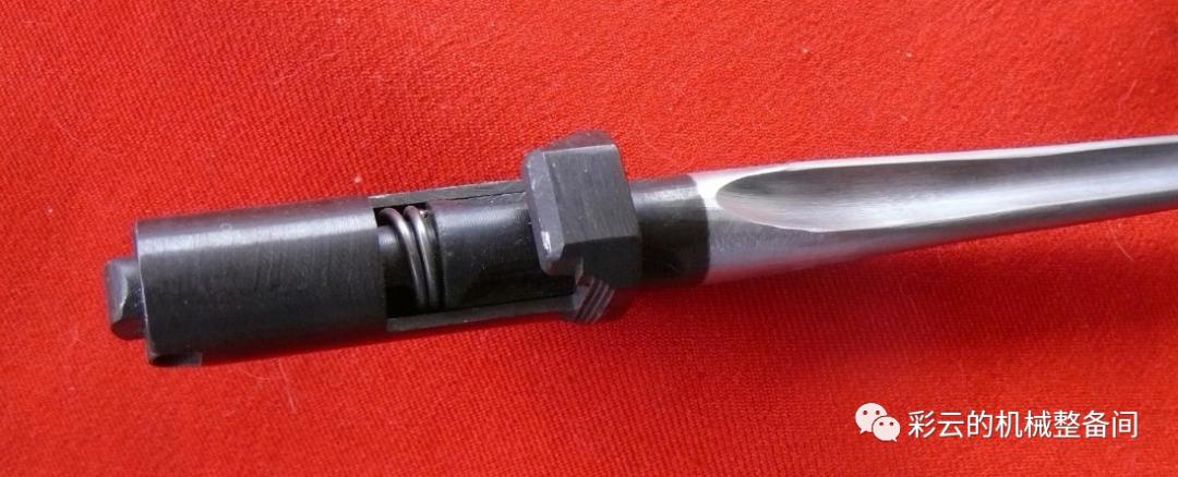 56冲的三棱*刀刺**折叠在护木下会划伤手吗？现代战争还会拼*刀刺**吗？