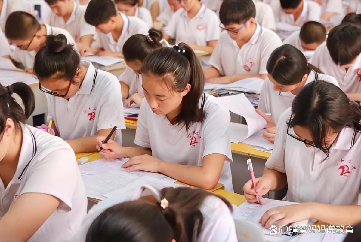 民办二本和民办专科哪个学费更贵,民办二本与专科区别