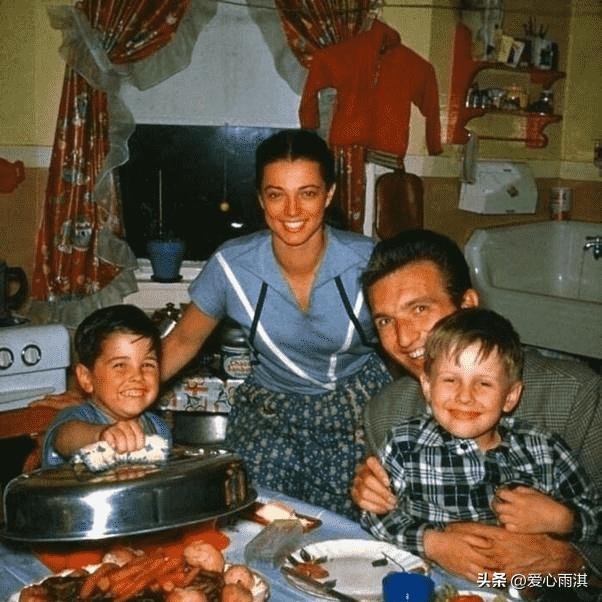 孩子吸吮母亲干瘪的乳房!42年河南饥荒真实场面,比电影残酷十倍