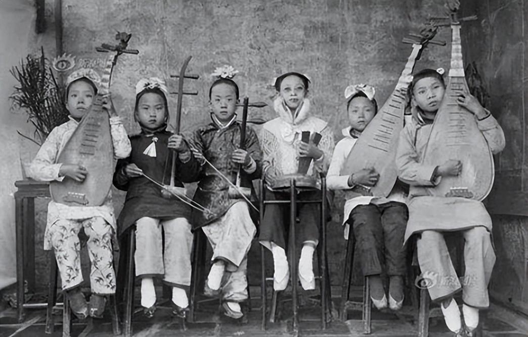 高清老照片：旗人格格大腿岔开豪放洗衣，地主三妻四妾不输女明星