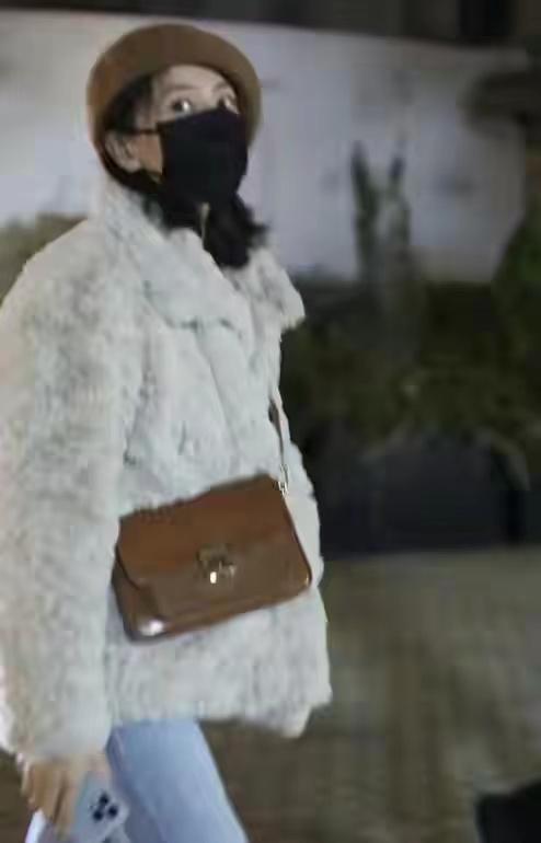 高圆圆最新近照穿黄色复古裙,高圆圆穿白色吊带背心气质甜美