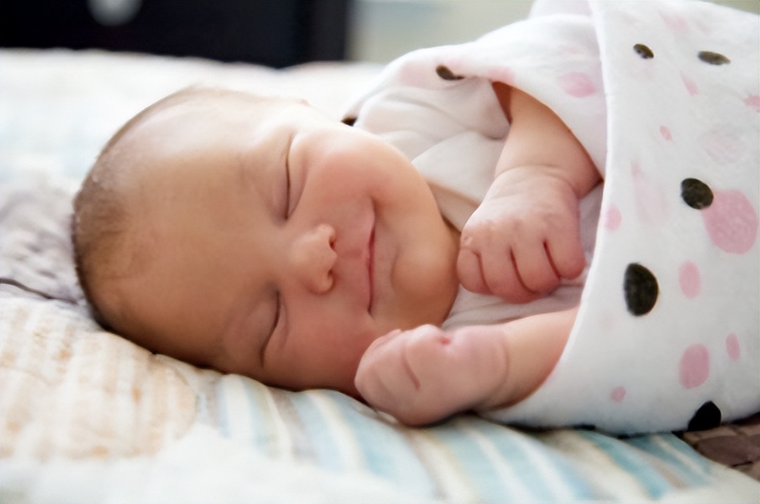宝宝出生皮肤黑长大以后会变白吗,宝宝出生后很白为什么慢慢变黑了