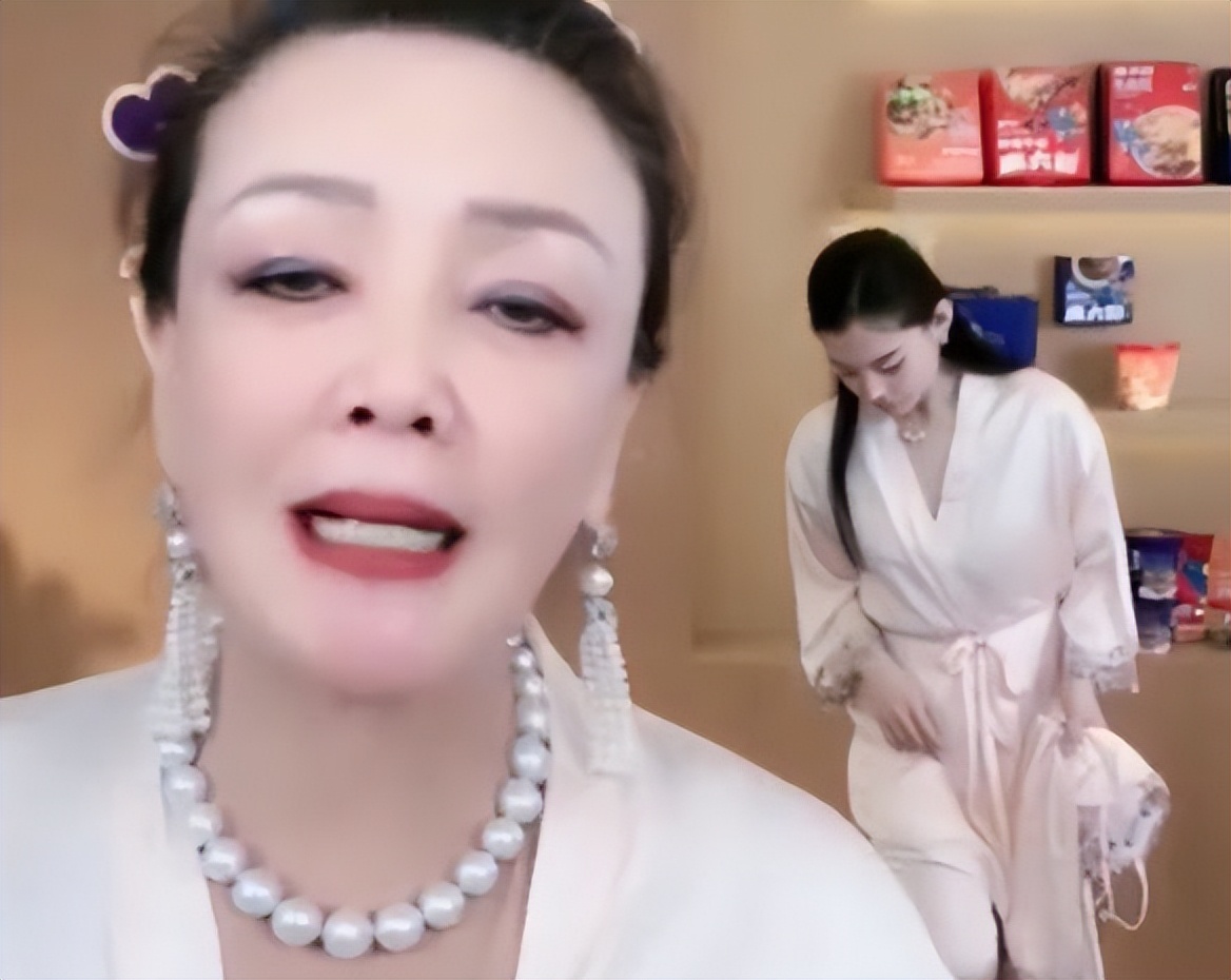 文文直播边跳边卖货，7000粉丝狂送礼！做直播，她比张兰有料