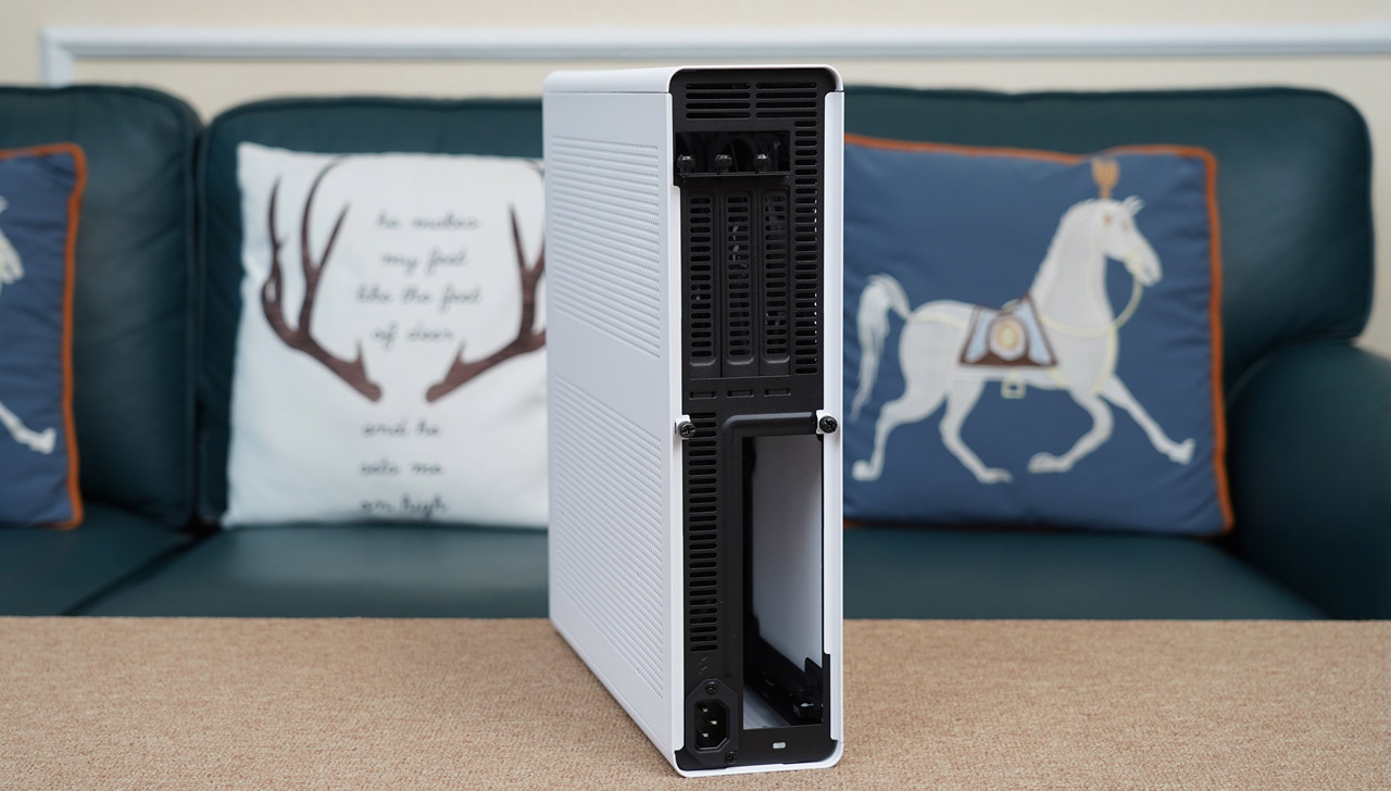 我骗媳妇说这是大号路由器，偷偷打造了一台高颜值ITX主机