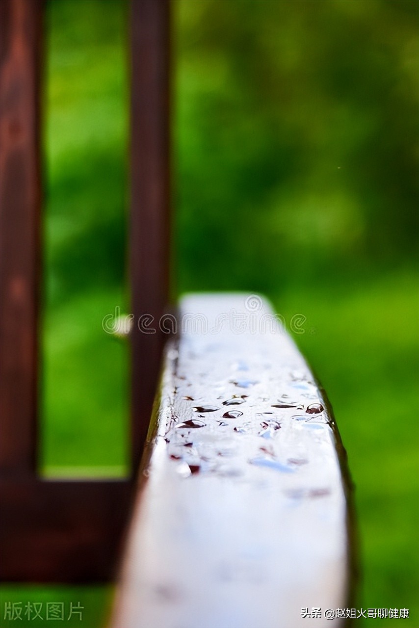 夏天衣服的异味如何洗,下雨天洗的衣服有异味要怎么去除