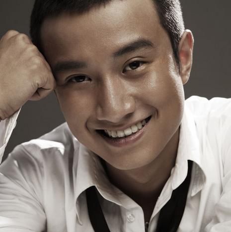 助理伺候明星捏脚,助理伺候明星跪下打伞