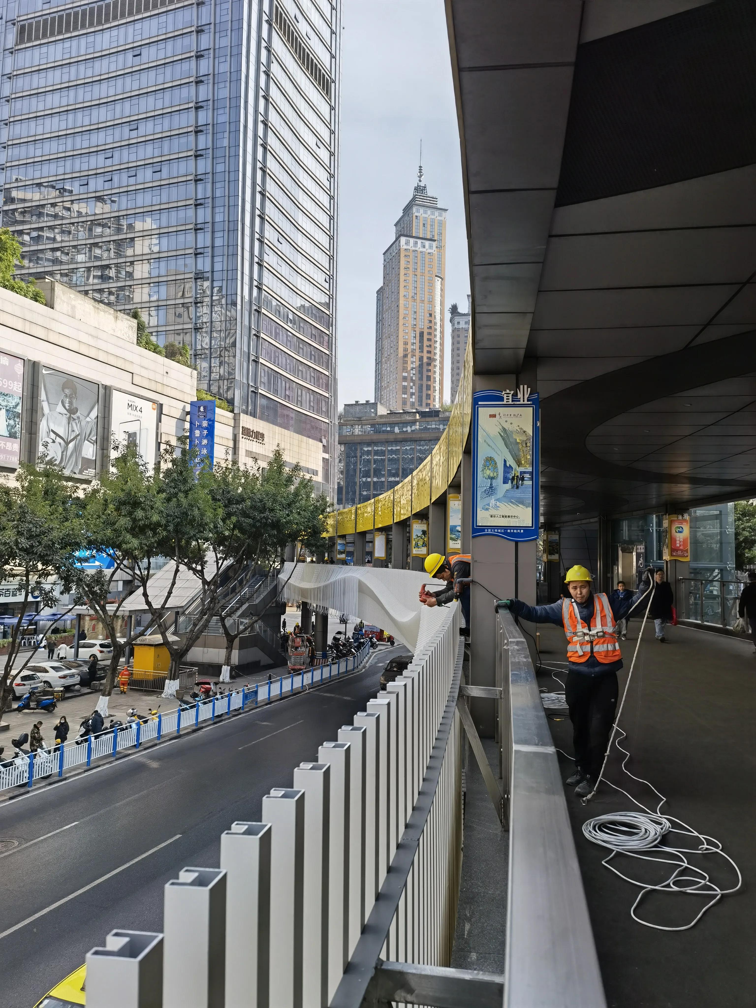 街头变装看路人反应,南坪上海城人行天桥