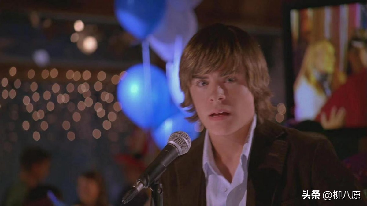 美国影片《歌舞青春》以青春为主线表达了什么？