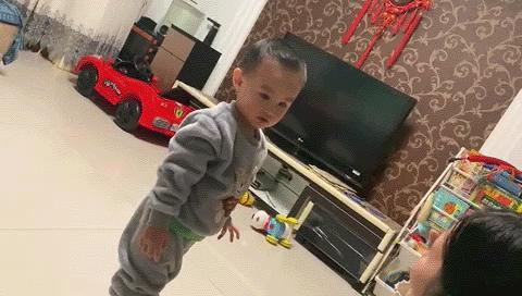 一生气就撞墙、打脸,娃这些“自虐”行为,暗藏2种情绪,你要懂