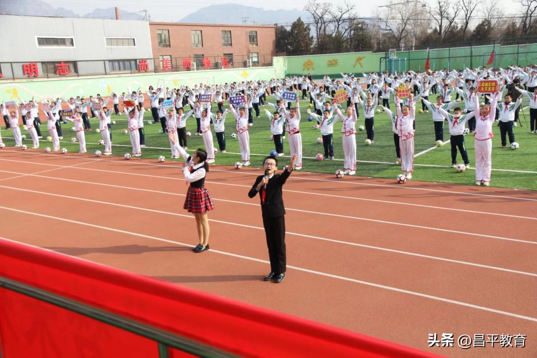 西班牙教练教中国学生踢球,中国足球学校西班牙教练