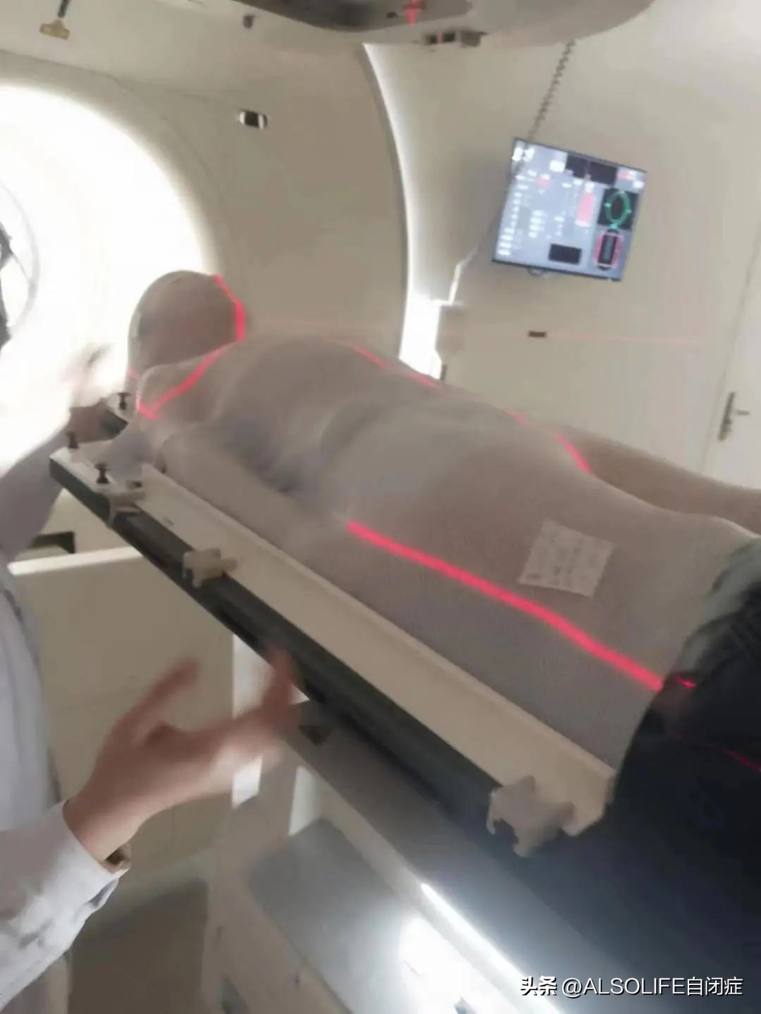 孩子患髓母细胞瘤妈妈求助信,8岁儿子得白血病单亲妈妈