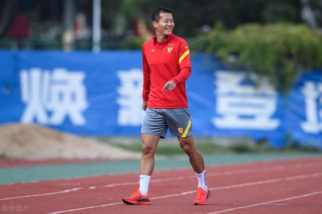 赚够不踢了！9年赚8200万，广州队功勋挂靴，加入国字号当训练员