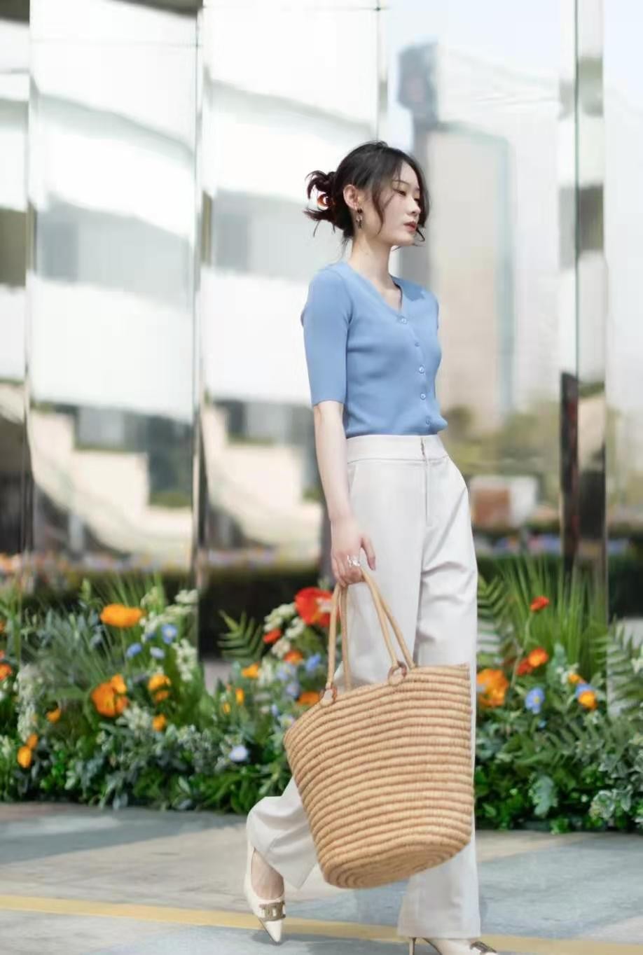 女人尽量少穿黑色衣服,女人到了中年尽量少穿这2个颜色