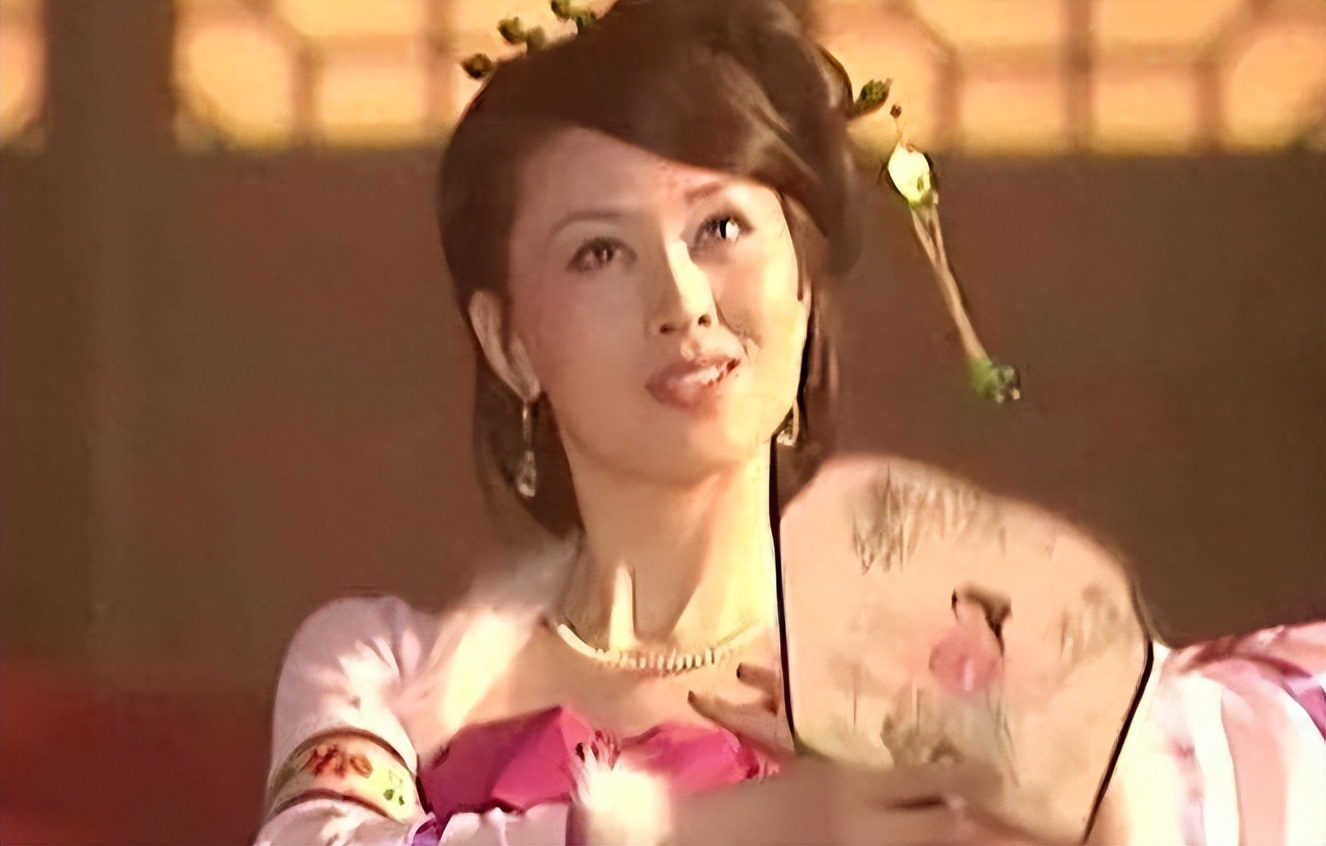 全裸写真第一人,走红后“家破夫散”,汤加丽如今过的怎么样?