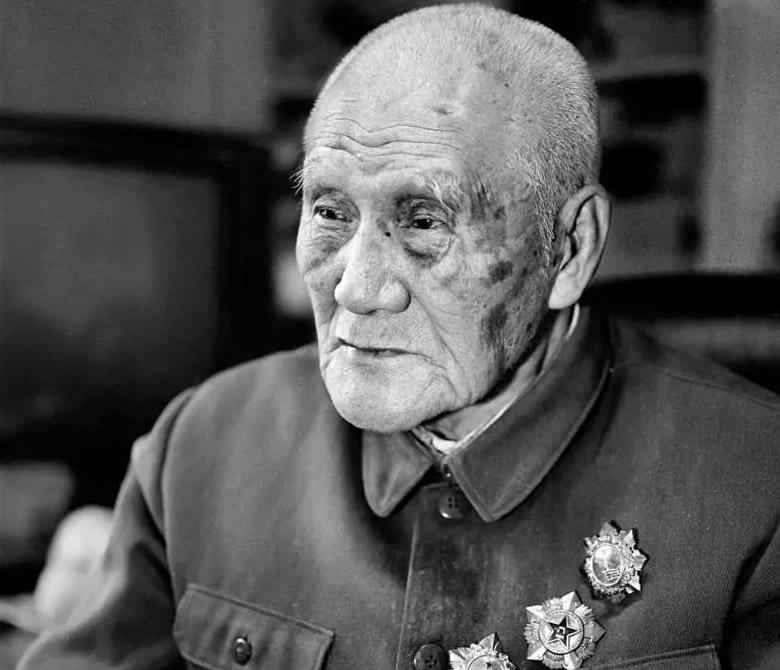 1941年毛主席遇袭，被卫士牺牲一条胳膊救下，退休后享正军级待遇