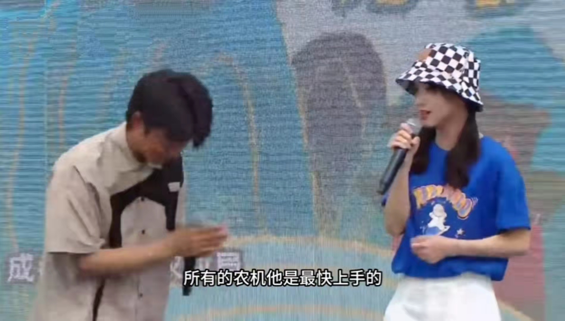 王冰冰丁真街头卖桃，席地而坐汗直流，每人限购五个两小时全卖光