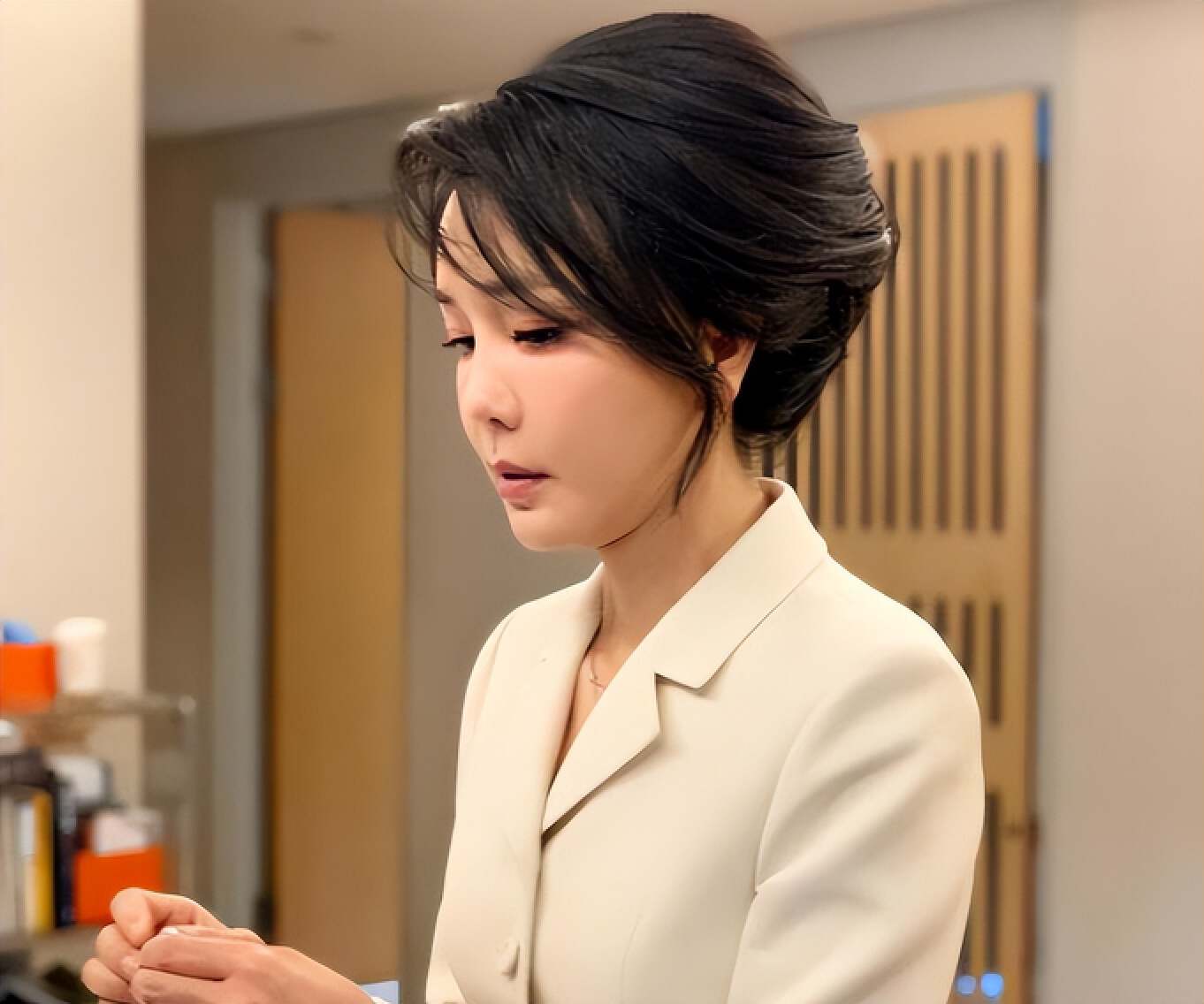 被51岁韩国夫人惊艳到，穿着简约大气，科技脸也难掩优雅气质