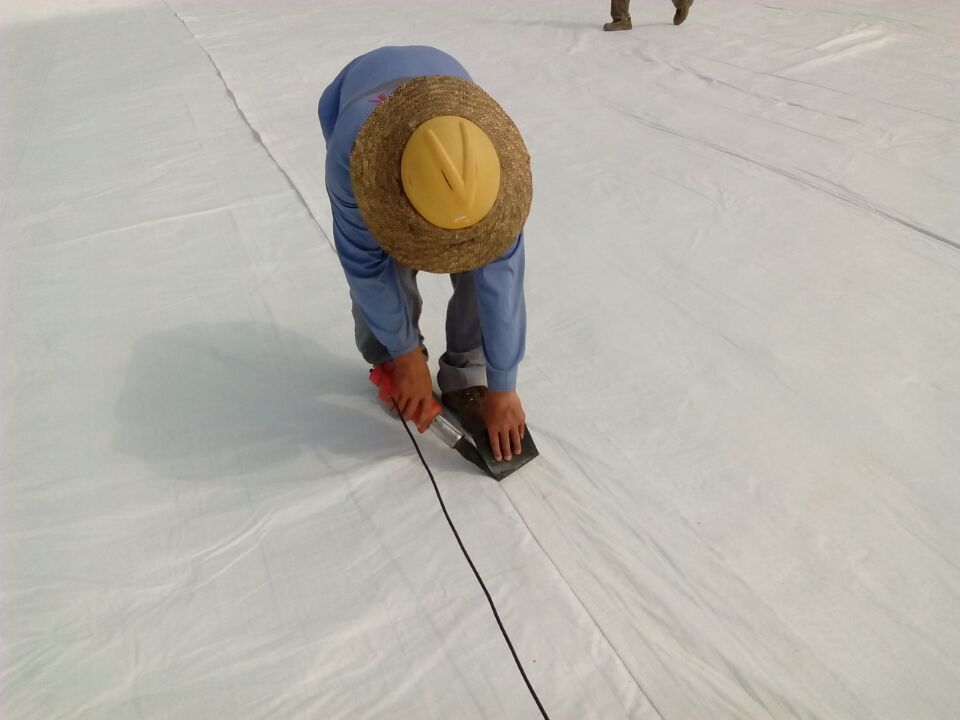 新疆防渗复合土工布,周口复合土工布报价