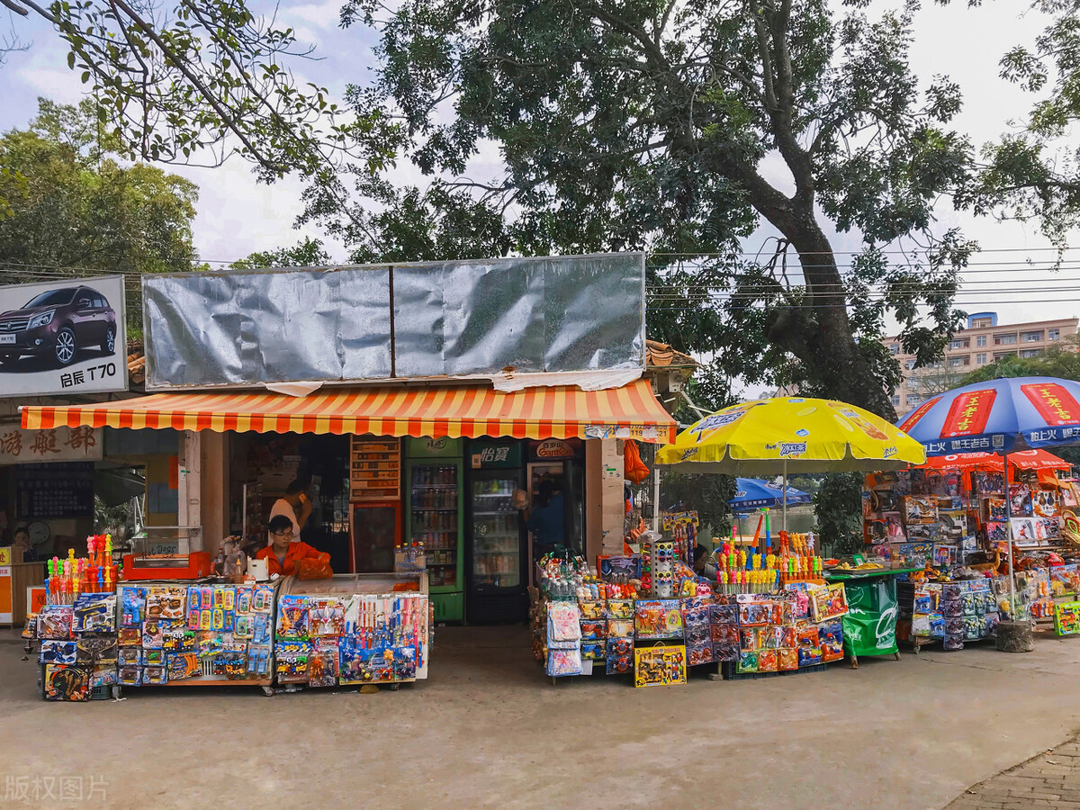 一个农村小卖铺一年能挣多少钱,在农村开小卖铺怎样才能赚钱