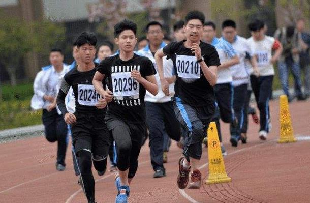 中学生跑步考试技巧,体育老师跑步的正确方法