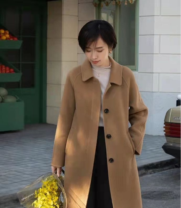 这才是普通中年女人该有的初春穿搭：呢大衣+过腰裙，优雅又减龄