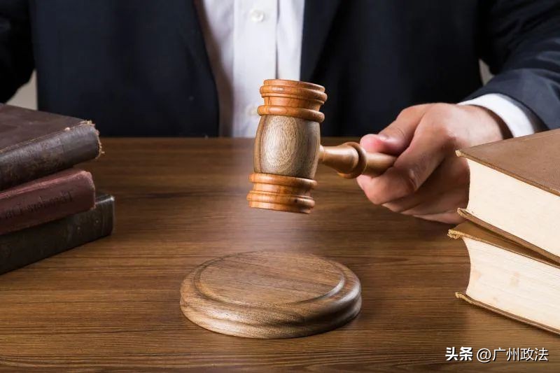 打羽毛球意外受伤到底该谁来赔偿,眼睛被羽毛球击中