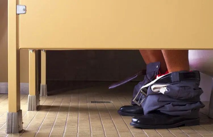 公共厕所门下为什么有缝,公共厕所门下为什么要空一截