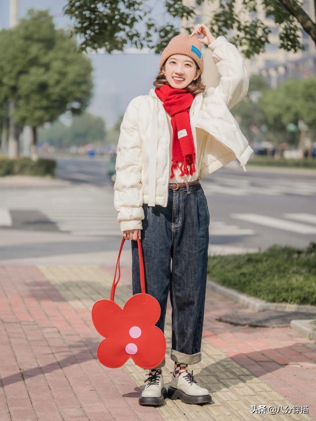 小个子短款羽绒服配什么裤子好看,小个子白色短款羽绒服