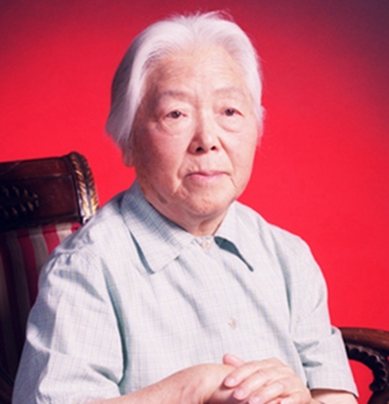 她是高岗的妻子，高岗自杀后独自照顾孩子，退休后享受司局级待遇