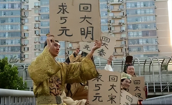 “寡人回来了，还不速来接旨！”男子自称朱元璋转世，大闹列车