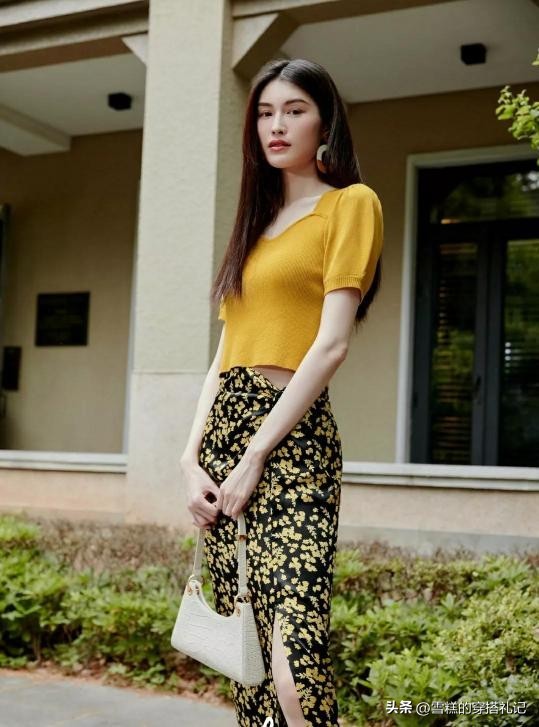 皮肤偏黄的女生适合什么颜色,皮肤偏黄的女生适合什么衣服