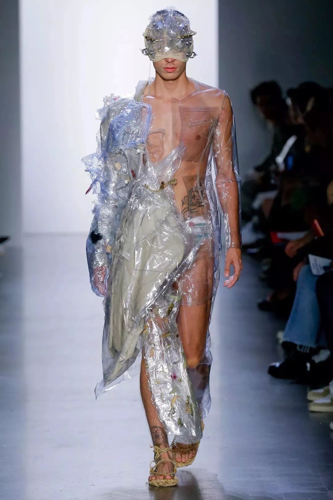 将鲜花封存,变成华服,玩转自然材料的日本设计师