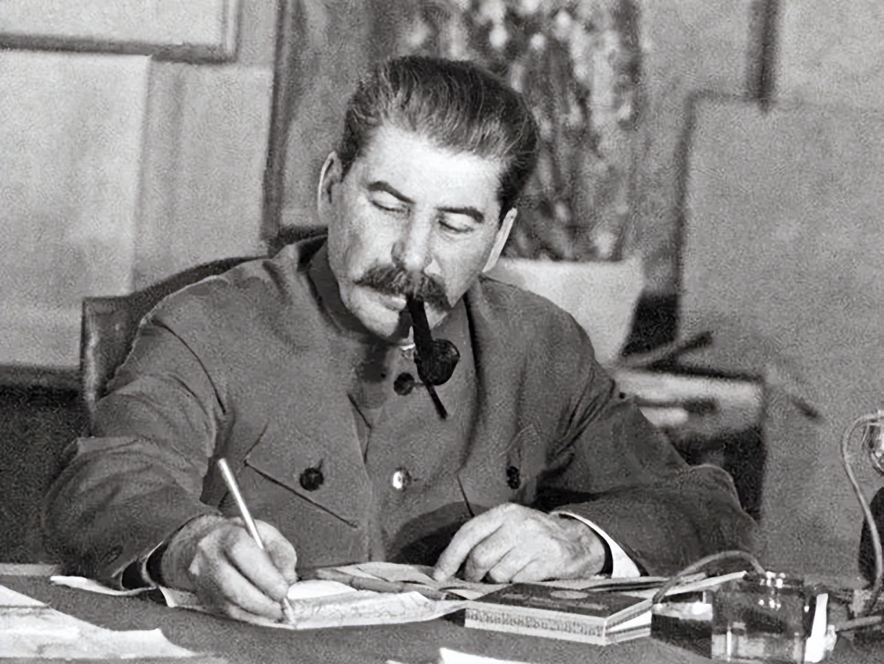 斯大林工作遭刁难讨要军权无果，写信给列宁：不给我可抢了啊