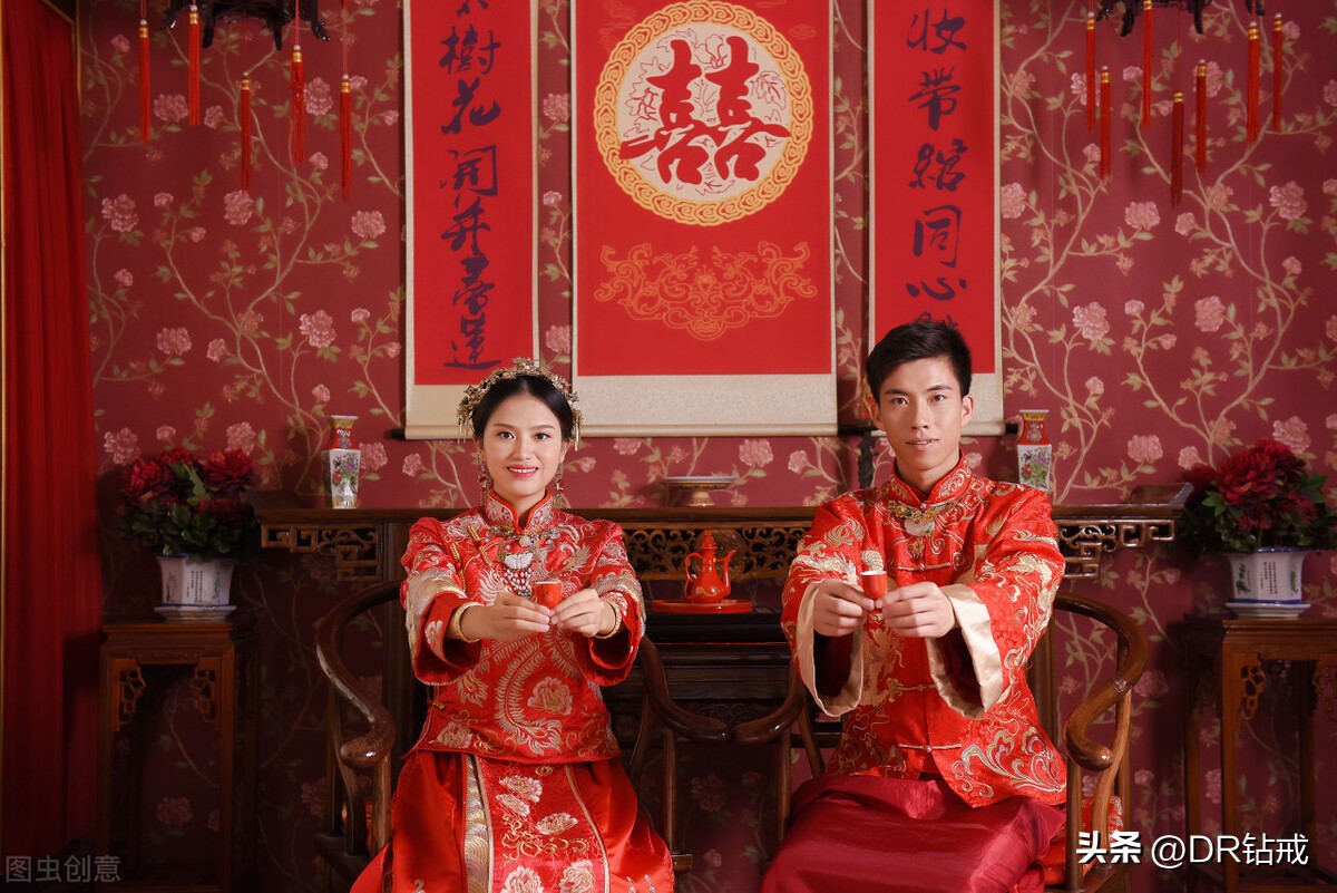 结婚对联结婚当天贴还是前一天贴,国庆节结婚对联